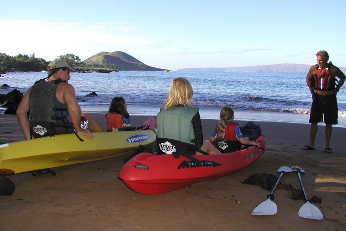 instructor-guide-the-family-for-kayak-tour