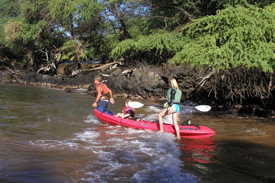 instructor-guide-the-woman-and-little-girl-on-kayak-tour