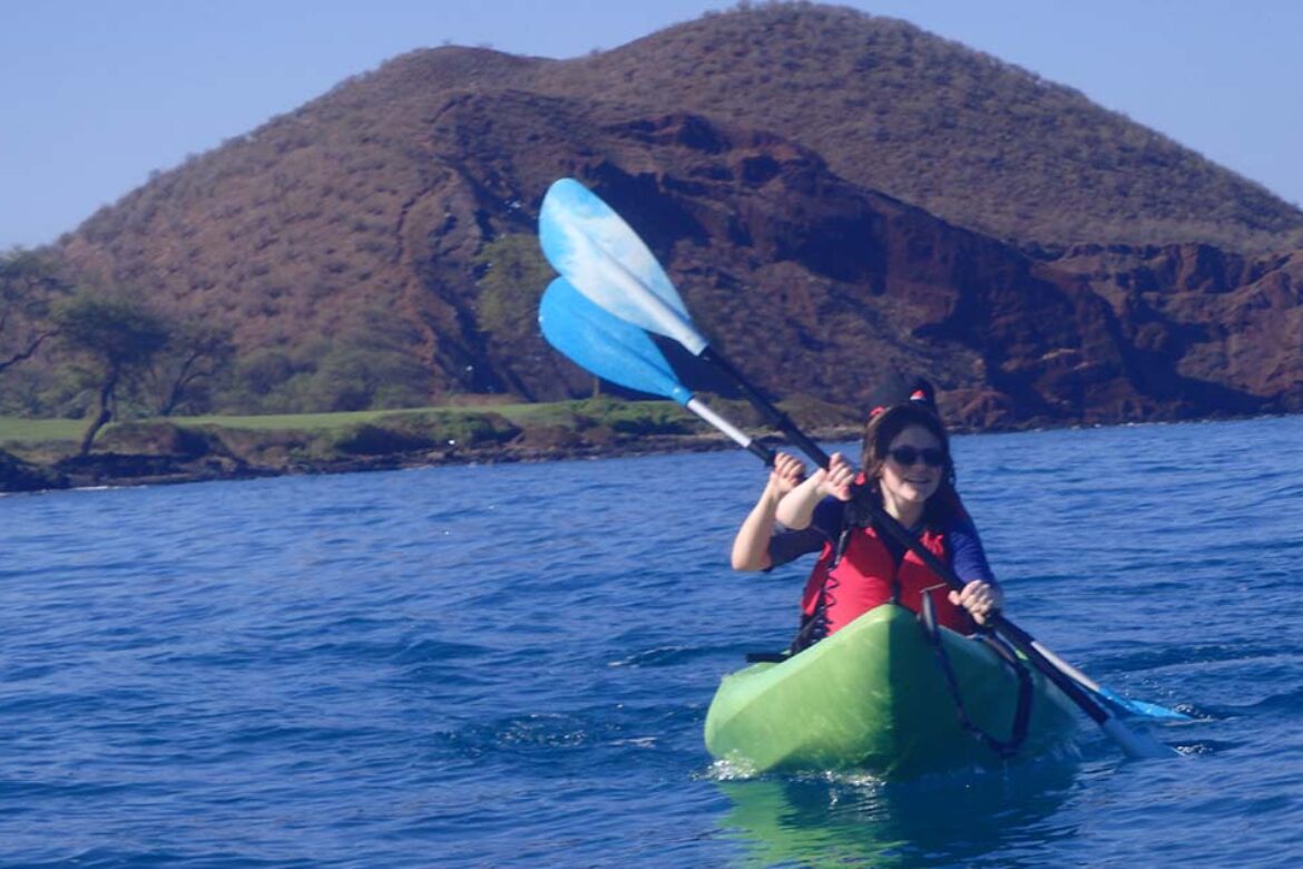 two-lady-enjoy-the-kayak-tours-in-maui-ocean